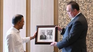 প্রধানমন্ত্রীর হাতে দুটি দুর্লভ ছবি তুলে দিলেন মার্কিন রাষ্ট্রদূত