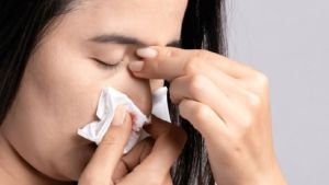 গরমকালে নাক দিয়ে রক্ত ঝরে, সাধারণ সমস্যা নাকি বড় বিপদের সতর্কবার্তা