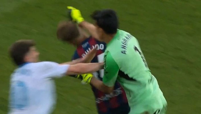 লাল কার্ড দেখে মেজাজ হারালেন গোলকিপার, প্রতিপক্ষকে ঘুষি