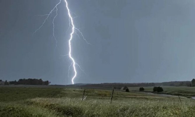 বজ্রপাতের সময় নিজেকে নিরাপদ রাখবেন যেভাবে
