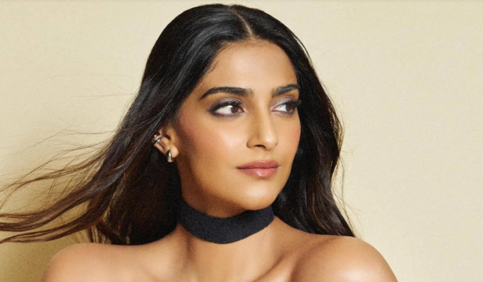 গৃহকর্মীদের জন্য ২৭০ কোটিতে ফ্ল্যাট কিনেছেন সোনম, আপত্তি প্রতিবেশীদের!