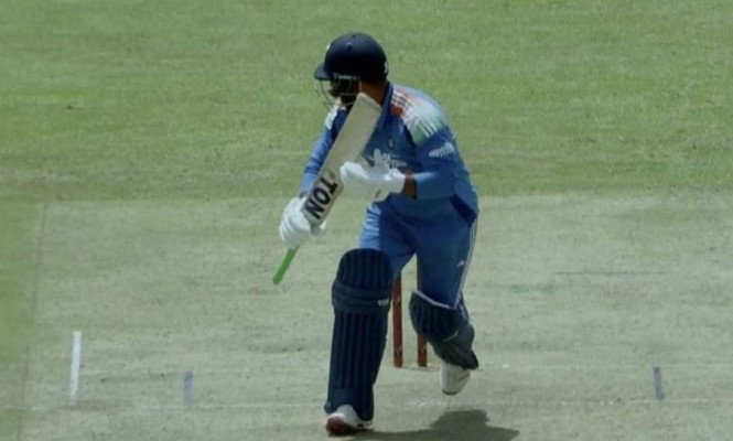 পিচের মাঝ দিয়ে দৌড়ানোয় ভারতকে ১০ রান জরিমানা