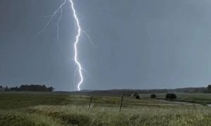 বজ্রপাতের সময় নিজেকে নিরাপদ রাখবেন যেভাবে