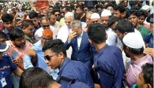 বিএনপি-জামায়াত নেতাকর্মীদের কাছে সেতুমন্ত্রী অবরুদ্ধ