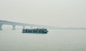 ঈদের ছুটিতে ঢাকার অদূরে পদ্মা নদীতে হাউস বোট ভ্রমণ