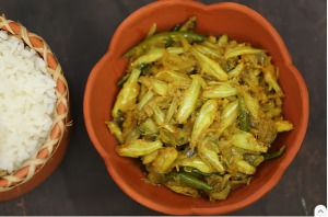 বাড়িতে থাকা মসলা দিয়ে যেভাবে মলা মাছের চচ্চড়ি রাঁধবেন