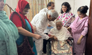 অসুস্থ শবনম মুশতারীর পাশে সংস্কৃতিমন্ত্রী, দিলেন আর্থিক সহায়তা