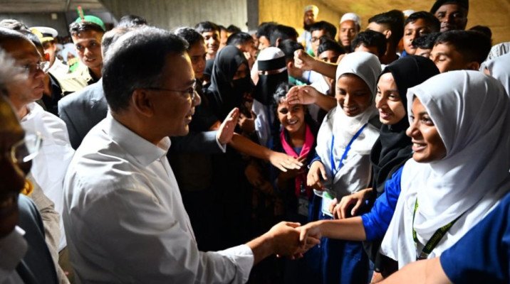 শত ব্যস্ততার পরও কোমলমতি শিক্ষার্থীদের সঙ্গে প্রধানমন্ত্রীর স্বাক্ষাৎ