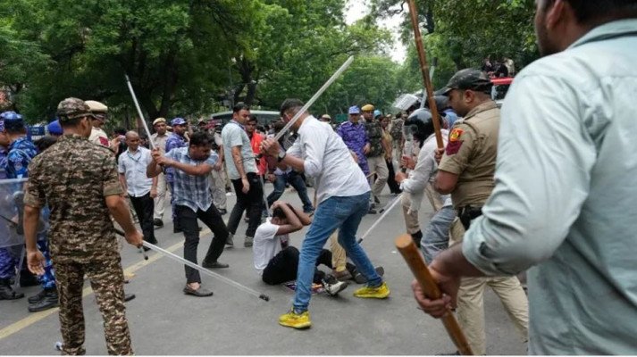 সাদা পোশাক পরে শিক্ষার্থীদের পেটাচ্ছে পুলিশ