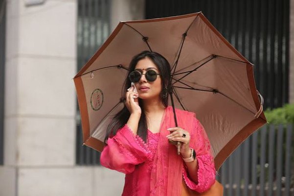 মেয়েদের কেন গরম বেশি লাগে? কারণগুলো জানুন