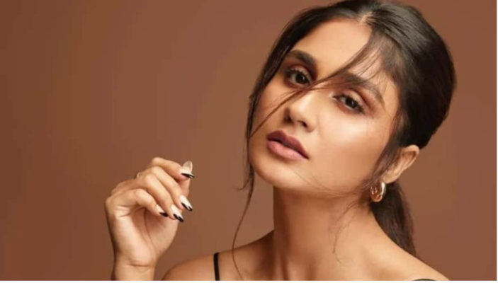 কাপড় খুলে ব্লেড হাতে অভিনেত্রীর হামলা, অতঃপর...