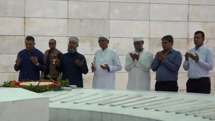 জিয়াউর রহমান ও খালেদা জিয়ার সমাধিতে শ্রদ্ধা জানালেন নতুন রাষ্ট্রপতি