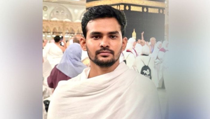 পবিত্র ওমরাহ পালন করলেন আসিফ মাহমুদ