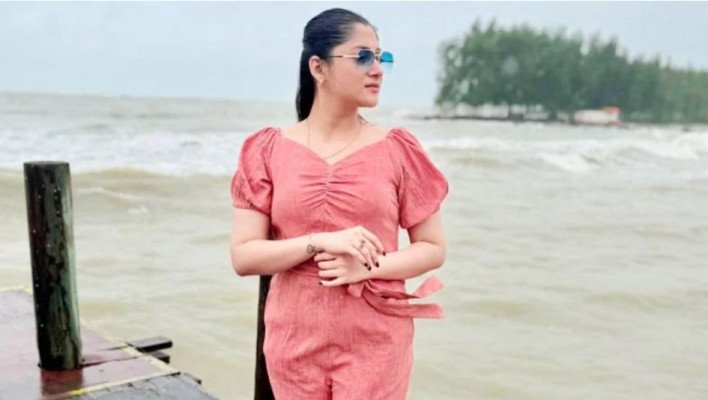 সমুদ্রের প্রেমে মগ্ন পূজা চেরী