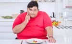 ওজন নিয়ন্ত্রণে চাইলে এই ৭ খাবার কমান