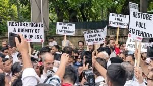 কাশ্মিরের পূর্ণ রাজ্যের মর্যাদার দাবিতে দিল্লিতে শত শত মানুষের বিক্ষোভ