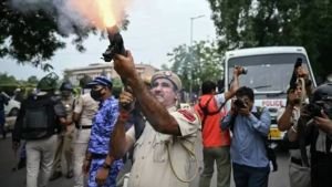 দম্ভের কারণেই কি ‘ককরোচদের’ বুঝছে না মোদি সরকার?
