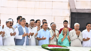 জিয়াউর রহমান ও খালেদা জিয়ার সমাধিতে প্রধানমন্ত্রীর শ্রদ্ধা