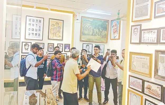 ডাকসু সংগ্রহশালা: ছবি বদলে কি ইতিহাস বদলানো যায়