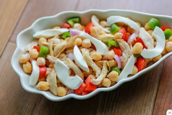 মুরগির কাবুলি বুটের সালাদ বানাবেন যেভাবে