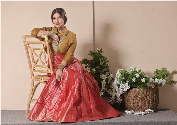 উৎসবের সময় বেনারসিতে সাজবেন যেভাবে