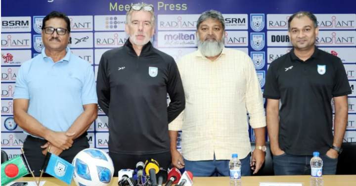 মনোযোগ সরাতে চান না ক্রুইফ
