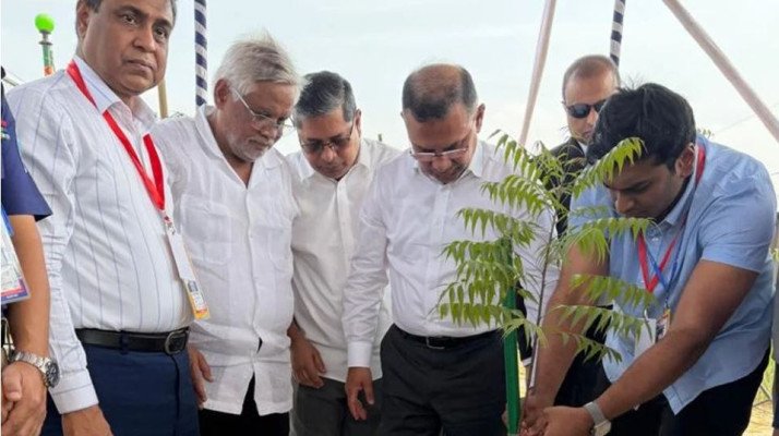 আমিনবাজারে মহাসড়কের পাশে গাছের চারা রোপণ করলেন প্রধানমন্ত্রী