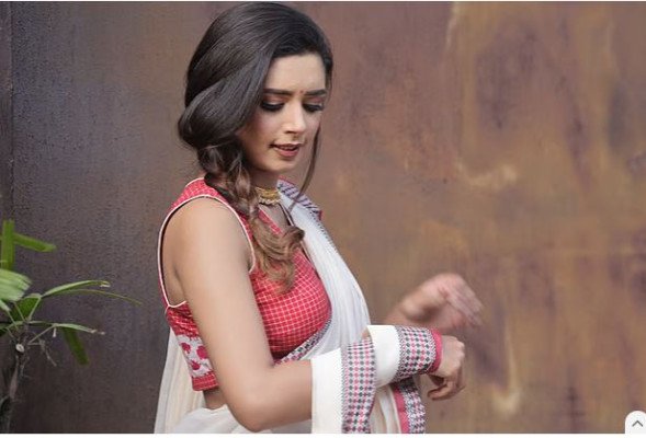 পূজার সাজে ৪ ব্লাউজ, দেখে নিন ছবিতে