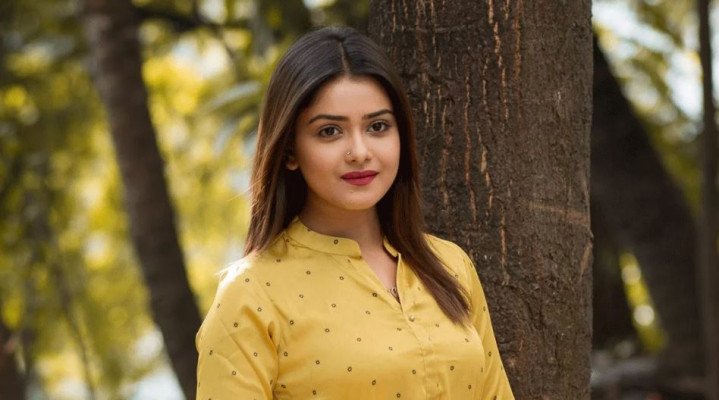 শাড়িকাণ্ডে ফের আলোচনায় অভিনেত্রী তিশা, ফোনালাপ ফাঁস