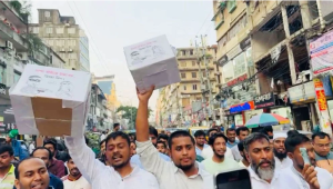 চাঁদাবাজির প্রতিবাদে ‘গণভিক্ষা’ করলেন হাসনাত-পাটওয়ারী