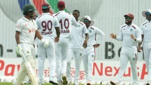 ব্যাটিং বিপর্যয়ে বাংলাদেশ, আলোকস্বল্পতায় বন্ধ খেলা