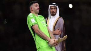 গোল্ডেন গ্লাভস নিয়ে অশ্লীল ভঙ্গি, বিতর্কের মুখে মার্তিনেজ